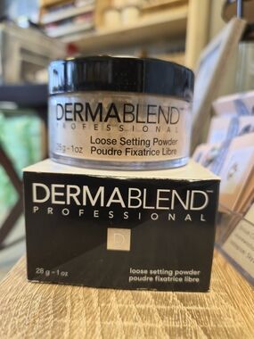 Dermablend Loose Setting Powder in Beige and Black Packaging